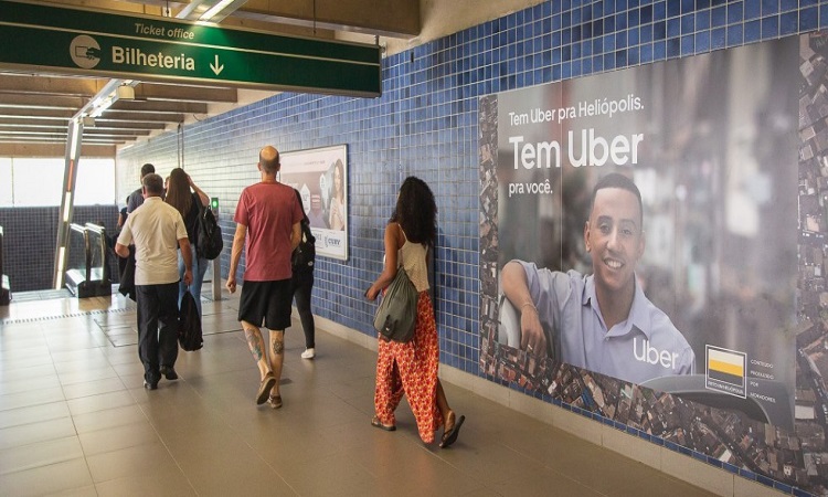 Moradores de comunidade assinam campanha da Uber