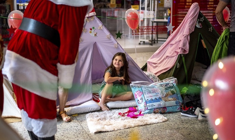 Pais e filhos vivem experiência de filme com 1º Acampamento do Noel do Shopping Itaguaçu