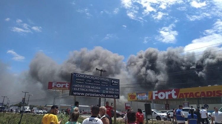 VÍDEO: Incêndio atinge supermercado atacadista em Florianópolis