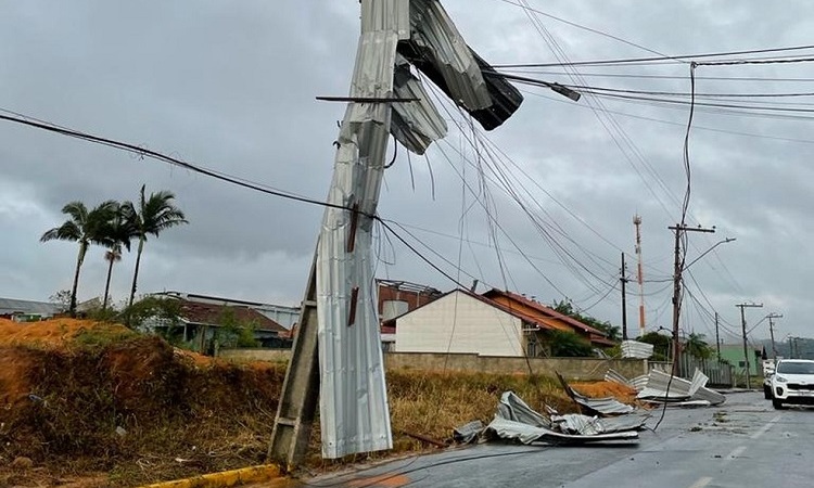 Defesa Civil de SC confirma passagem de tornado em Timbó