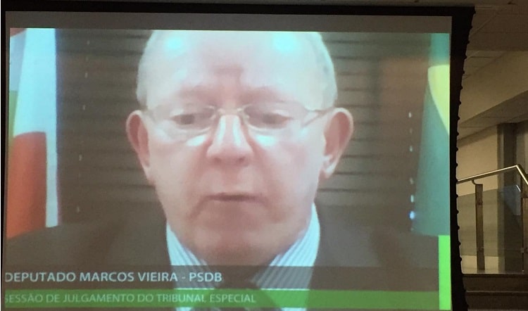 Deputado Marcos Vieira vota contra processo de impeachment 