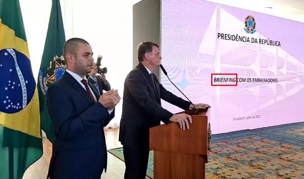 Slide de Bolsonaro viraliza por erro de grafia