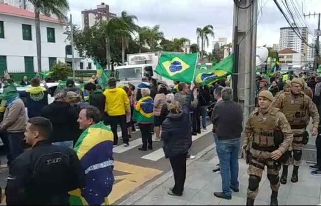 Foto: Manifestantes em frente ao 63º Batalhão do Exército em Florianópolis / Crédito: imagem internet.